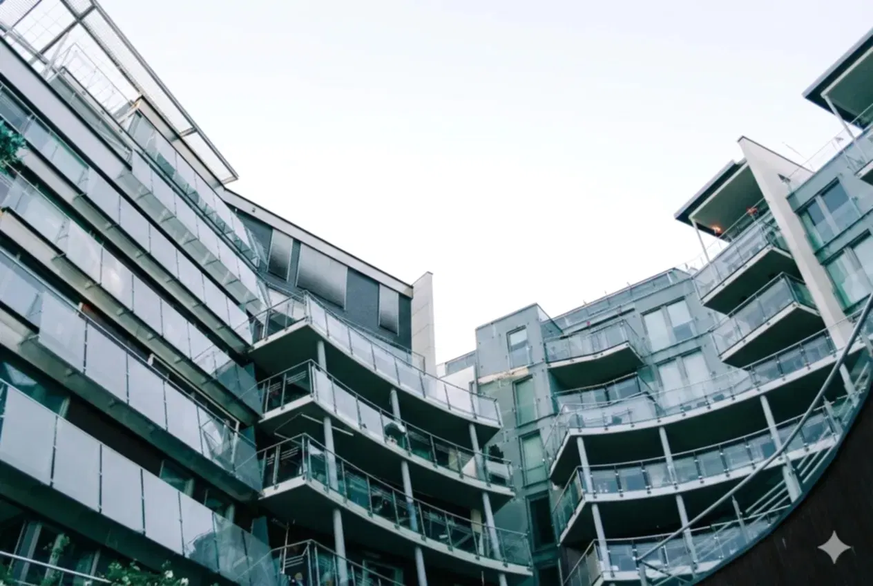 Antalya modern katlanır cam balkon uygulaması ve deniz manzarası